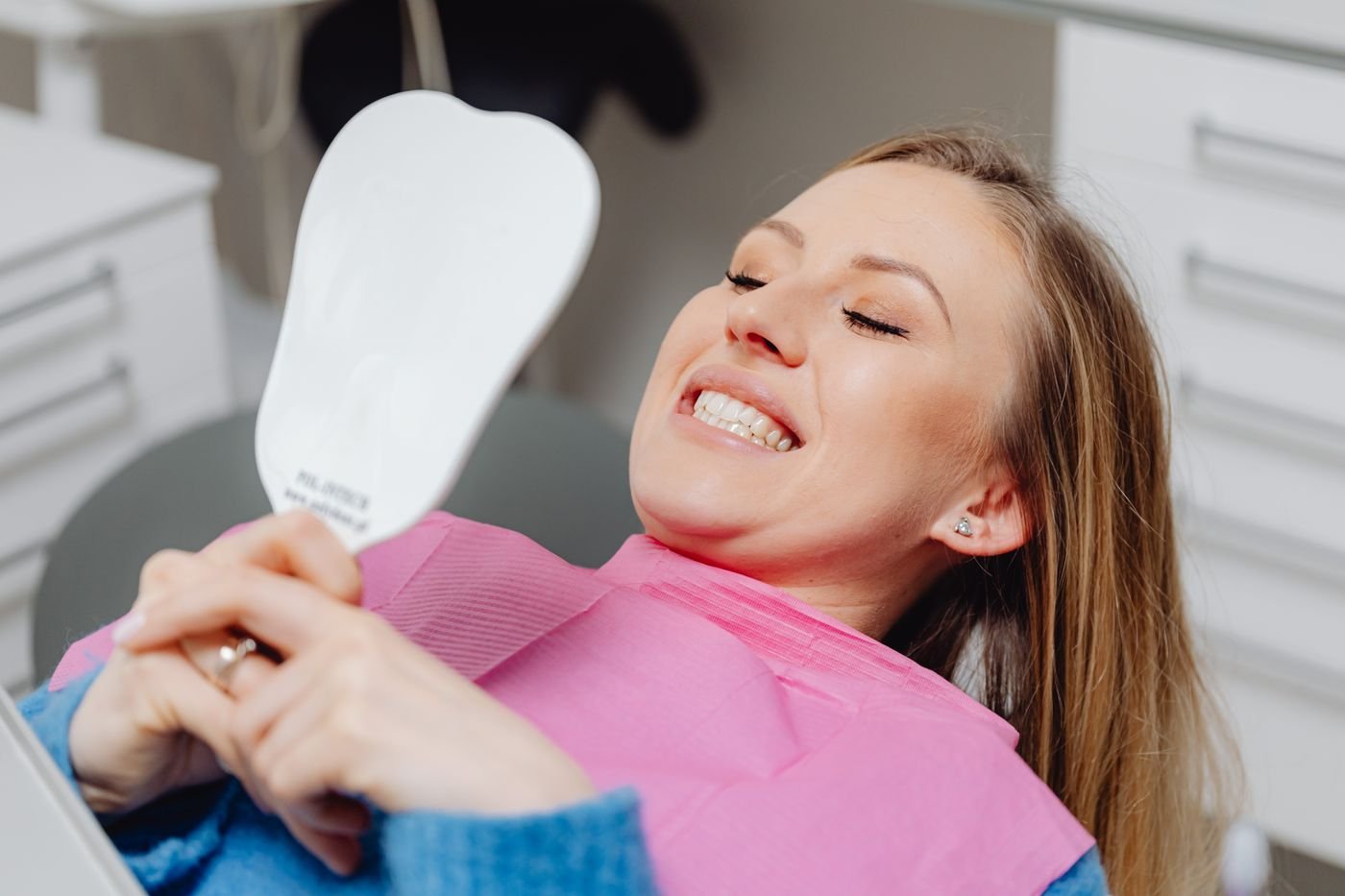 Paciente sonriendo en una clínica dental